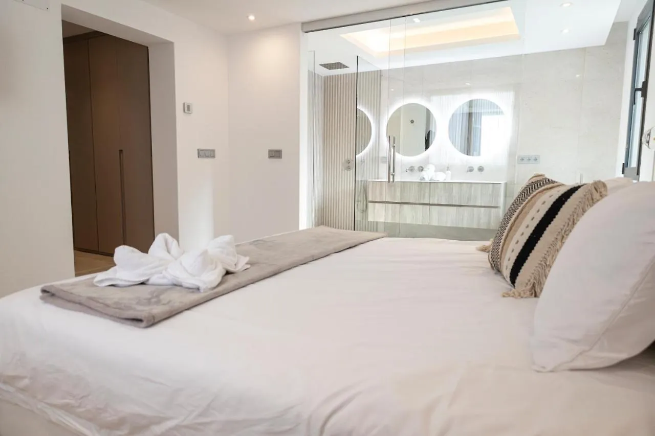 Large 5 Bedroom Villa With Heated Pool + Sea Views Marbella